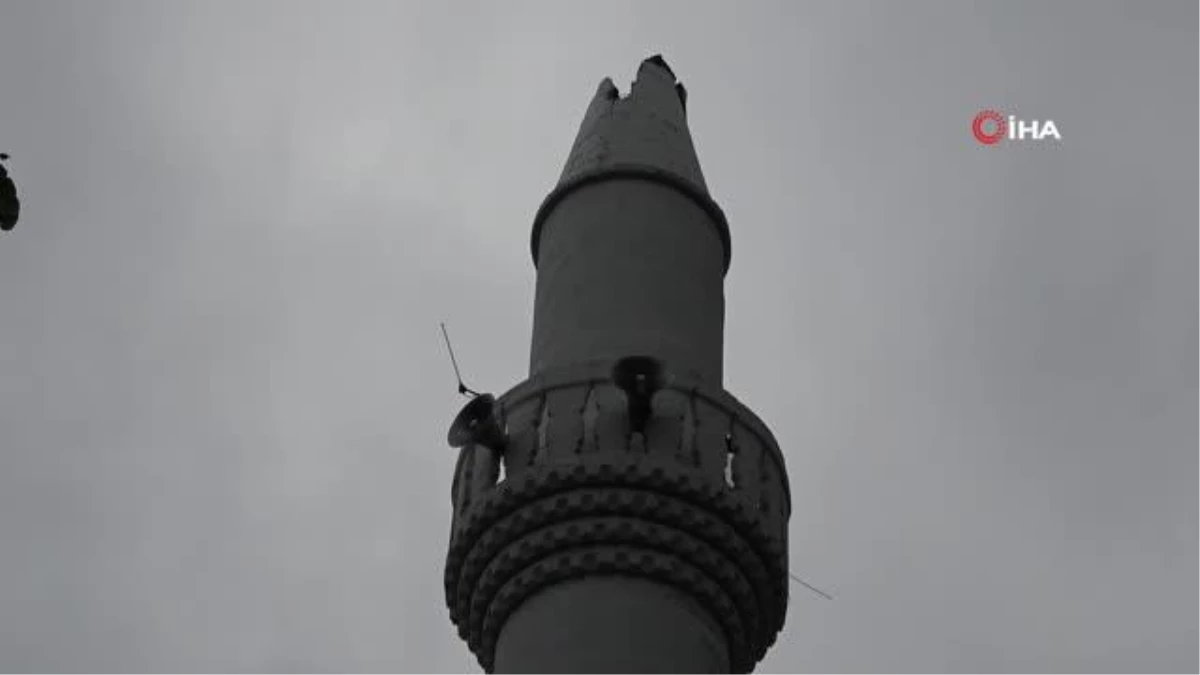 Camiye yıldırım düştü, minarenin ucu koptu