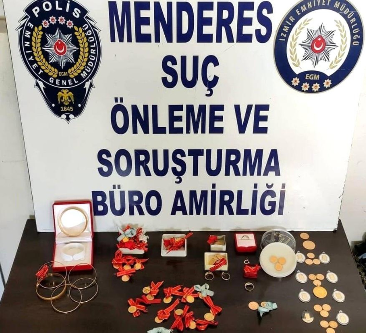 Çantaya altın yerine taş koydu, dolandırıcılar yakalandı