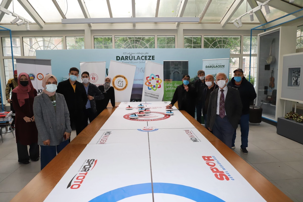 Darülaceze sakinleri, "Floor Curling" müsabakalarında gönüllü gençlerle kıyasıya yarıştı
