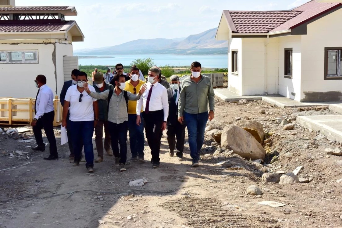 Depremzedeler için yapılan köy konutlarının inşaatı tamamlandı