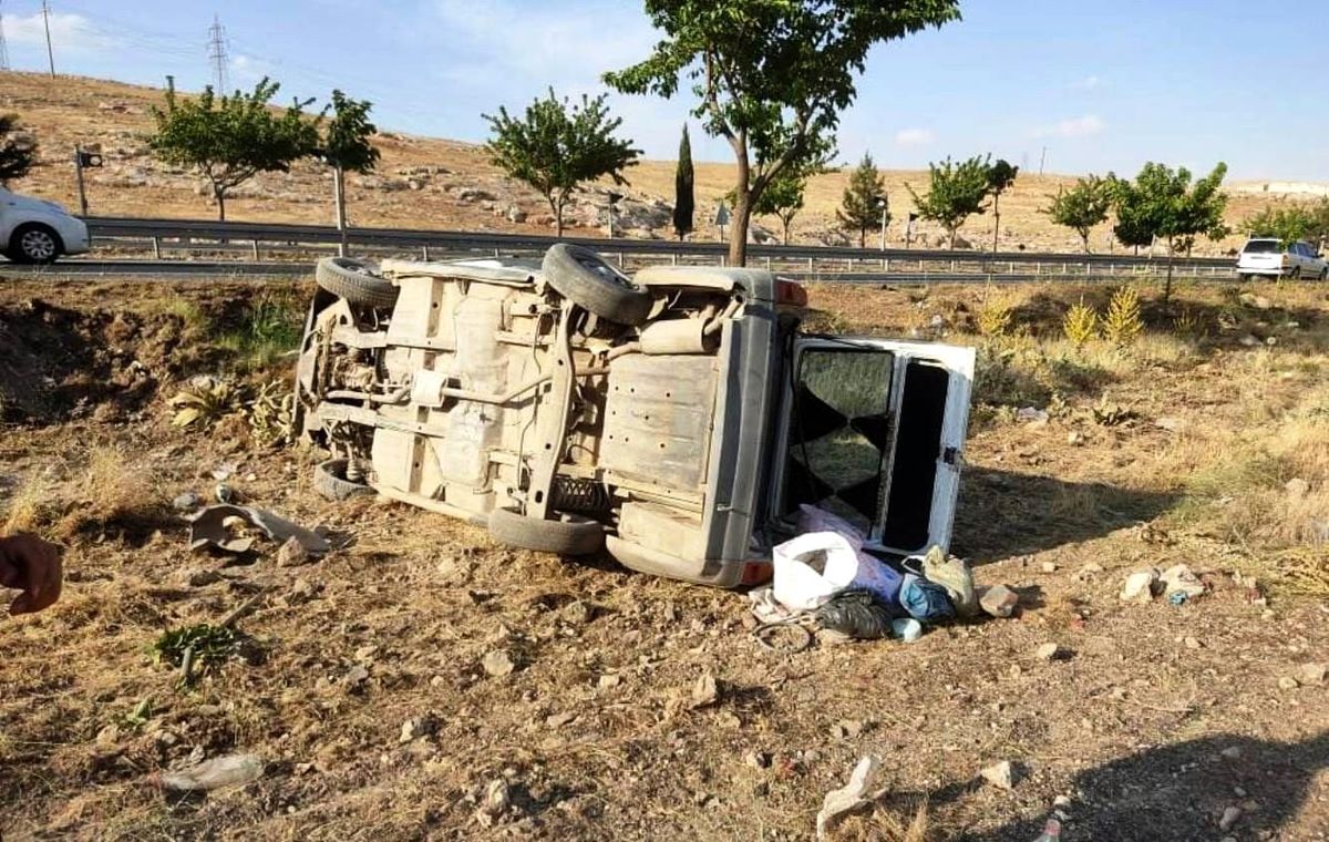 Devrilen otomobildeki 3 kişi yaralandı