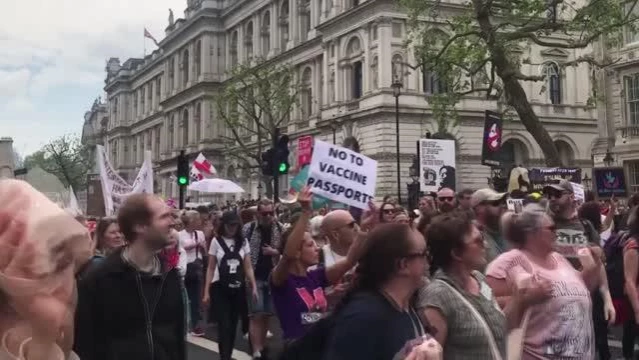 İngiltere'de aşı ve Kovid-19 önlemi karşıtı protesto (1)