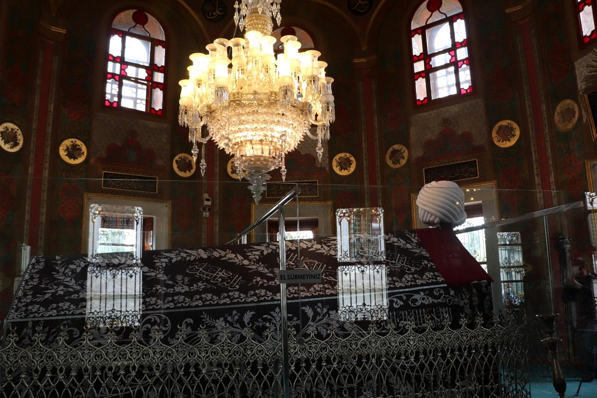 İstanbul Valiliği, fethin yıldönümünde Fatih Sultan Mehmet\'in Türbesi\'nde anma töreni düzenlendi