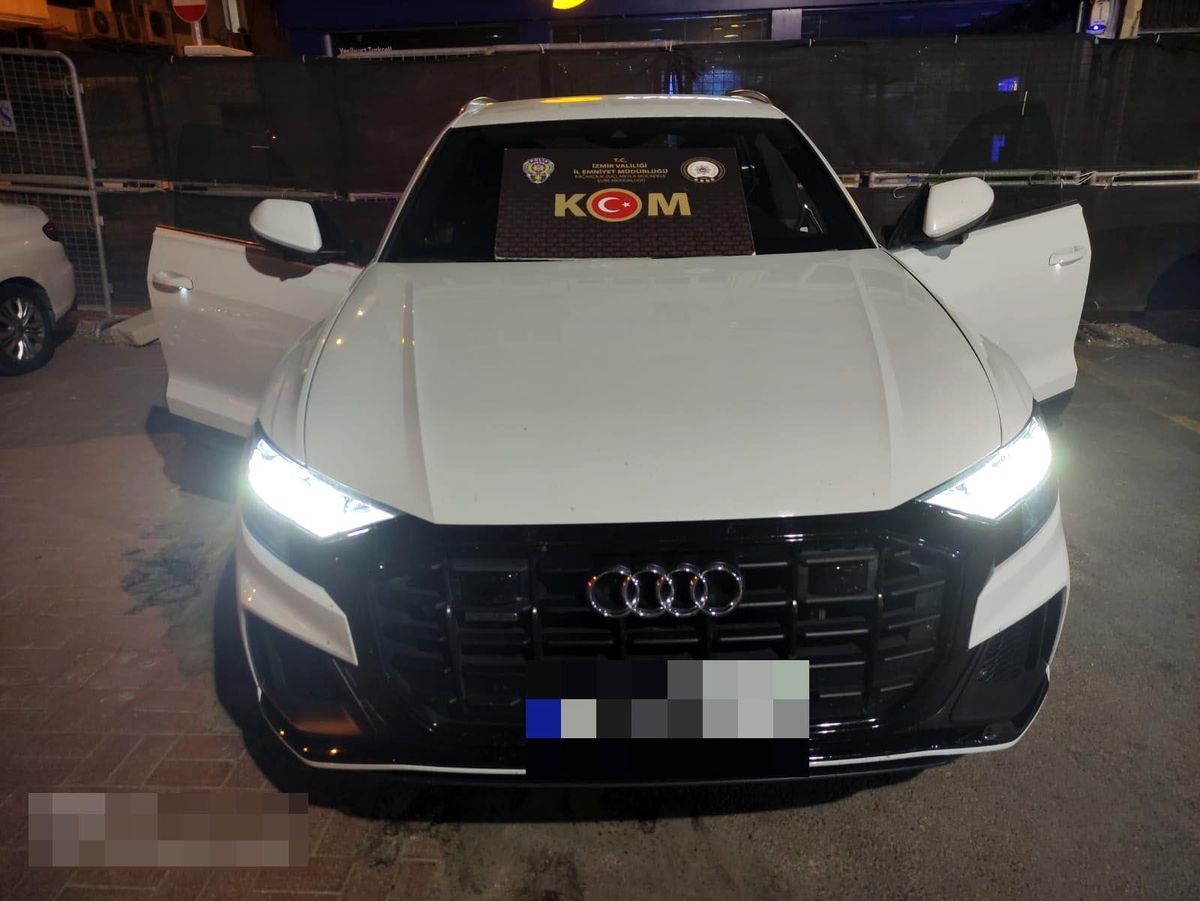 Son dakika haberleri... İzmir\'de kaçak lüks otomobil operasyonu: 1 tutuklama