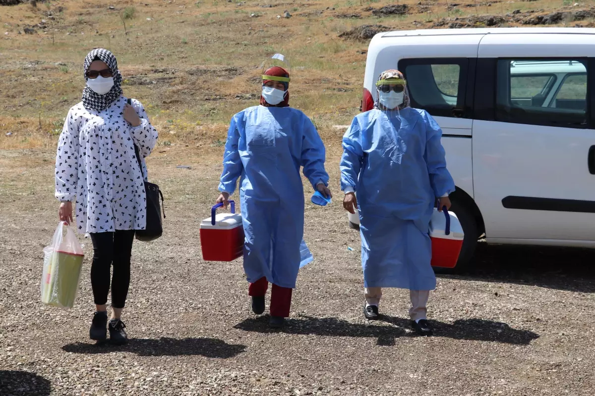 Kayıklarla ulaşılan Mada Adası sakinlerinin Kovid-19 aşısı mutluluğu