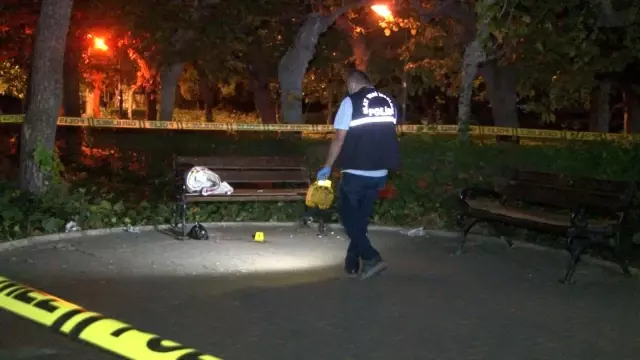 Bankta oturan yaşlı adama, birlikte alkol aldığı arkadaşları dehşeti yaşattı! Cam şişeyi kırıp, boğazını kestiler