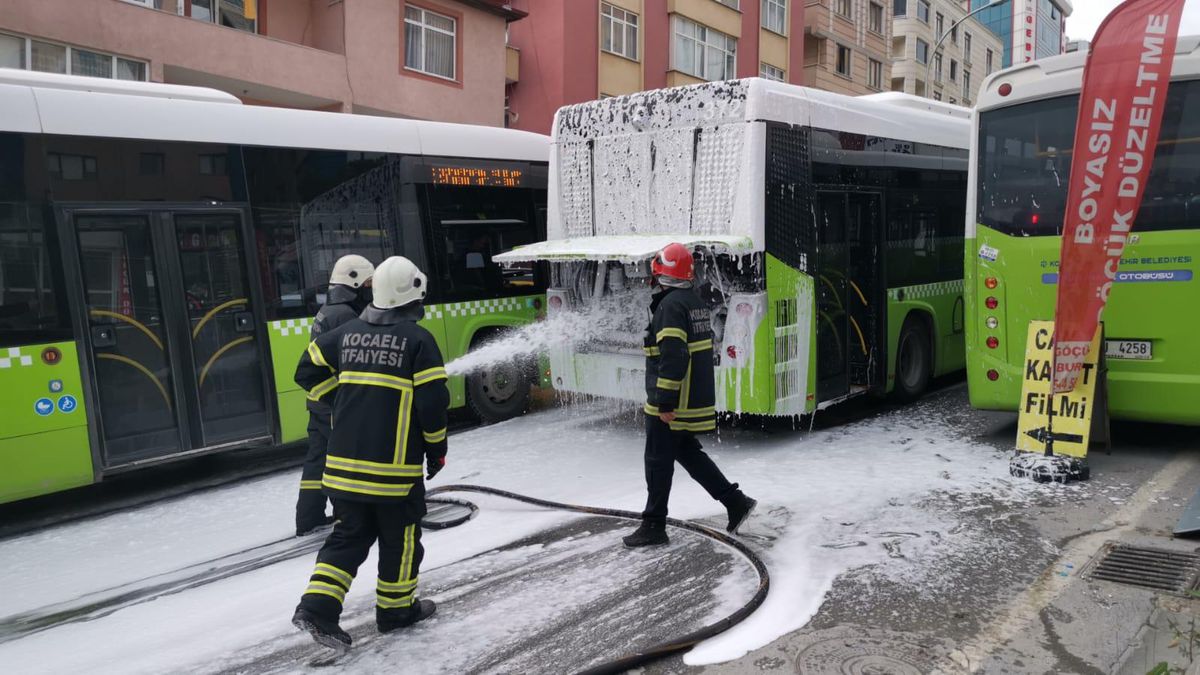 Son dakika... Kocaeli\'de yangın çıkan halk otobüsünde hasar oluştu