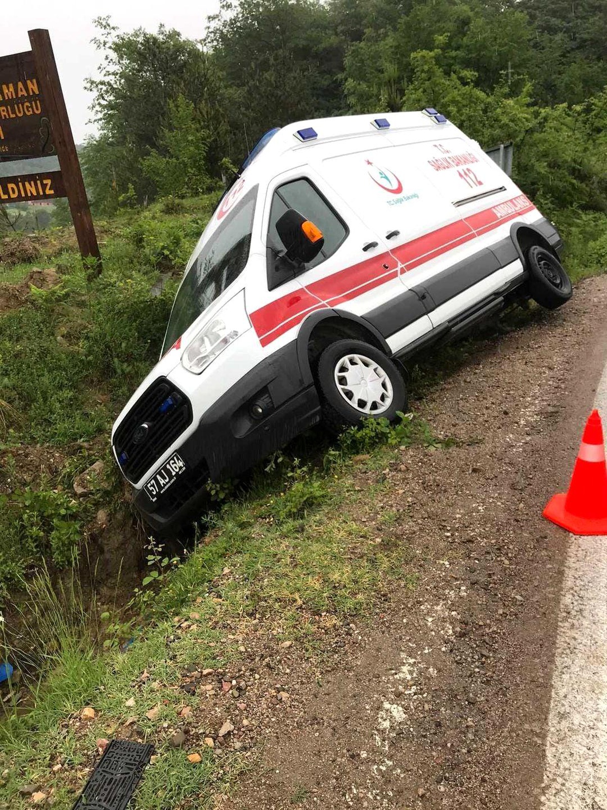 Kontrolden çıkan ambulans kaza yaptı