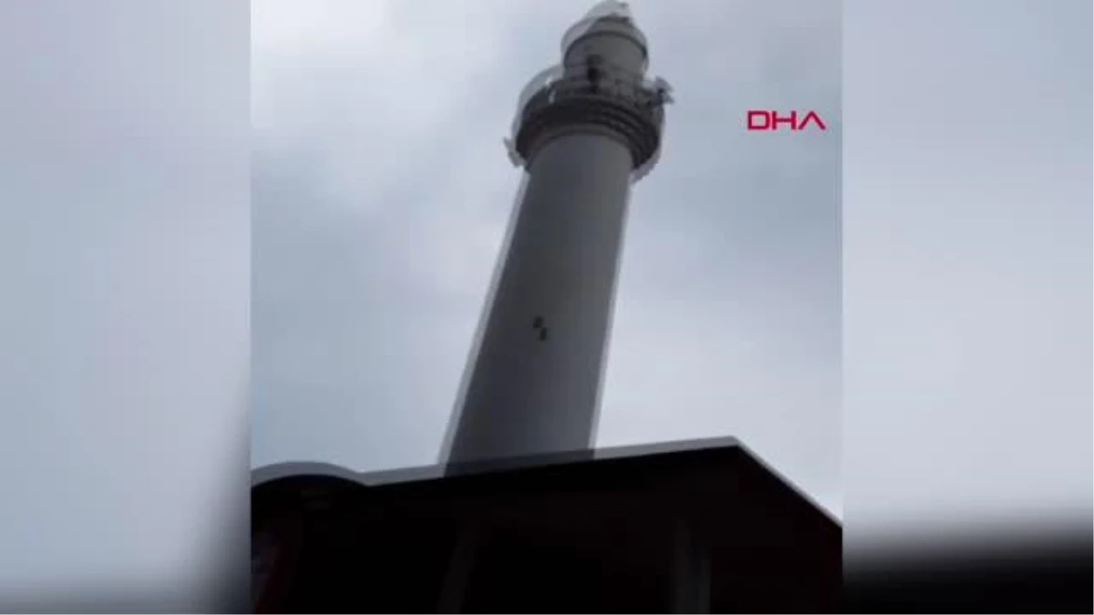 Minareye yıldırım düştü, imamın aracı hasar gördü