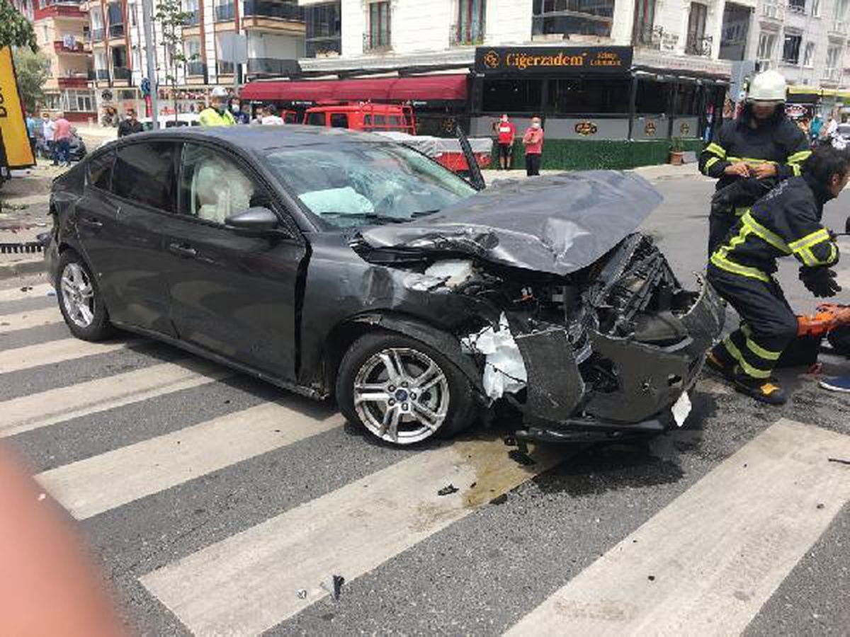 Otomobille çarpışan minibüs, iş yeri kapısına çarptı: 1 ölü, 1 yaralı