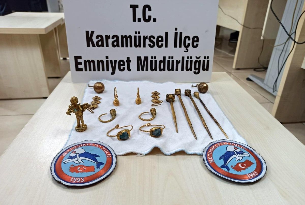 Polis ekiplerinin şüphelendiği araçtan 15 adet tarihi eser çıktı