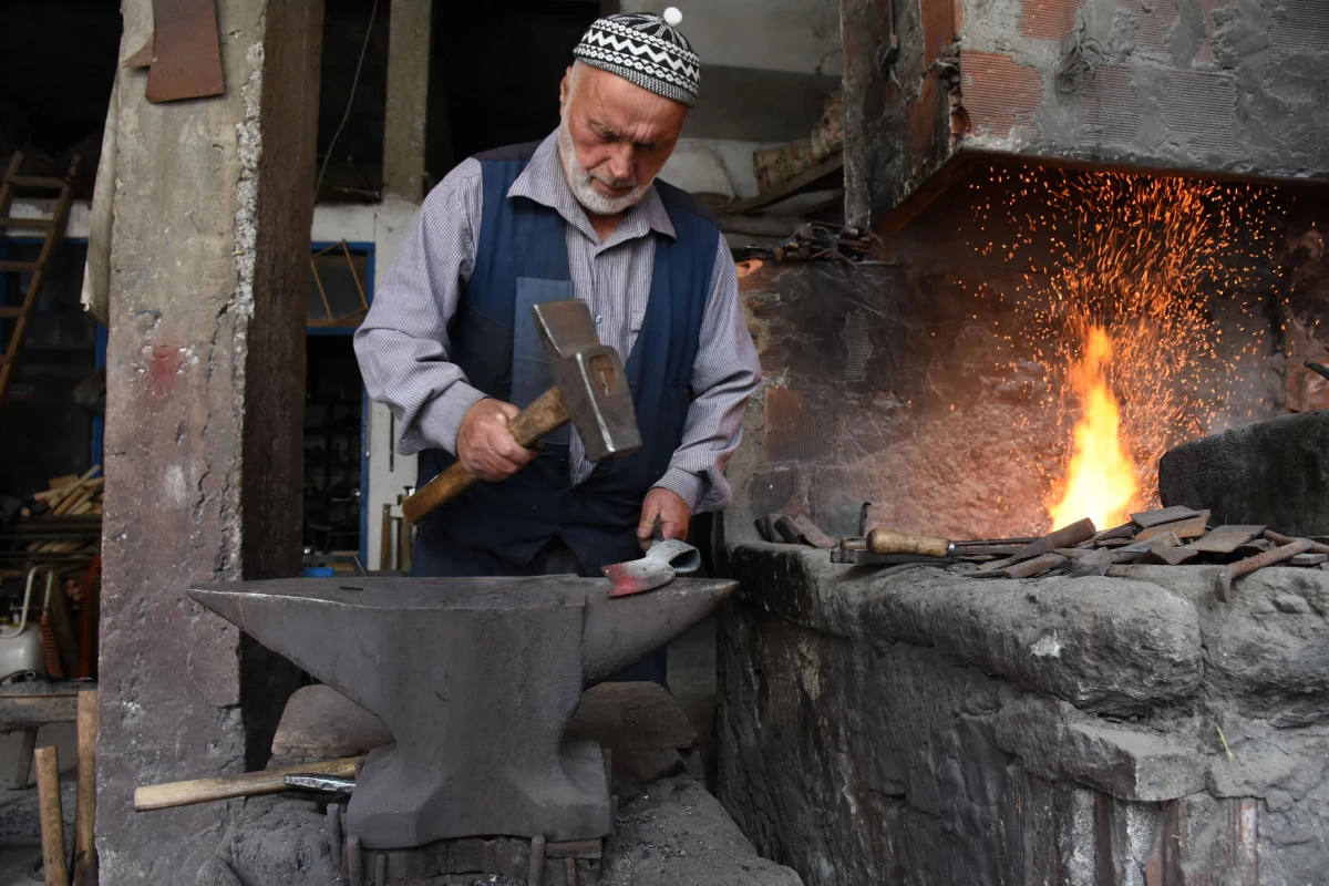 "Salih usta" dede mesleği demirciliğe 78 yaşında devam ediyor