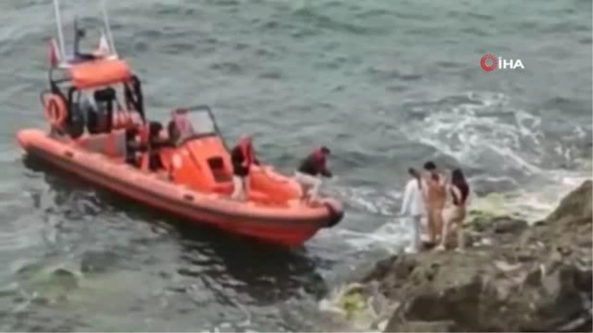 Sarıyer\'de kayalıklarda mahsur kalan iki kişiyi kıyı emniyeti ekipleri kurtardı
