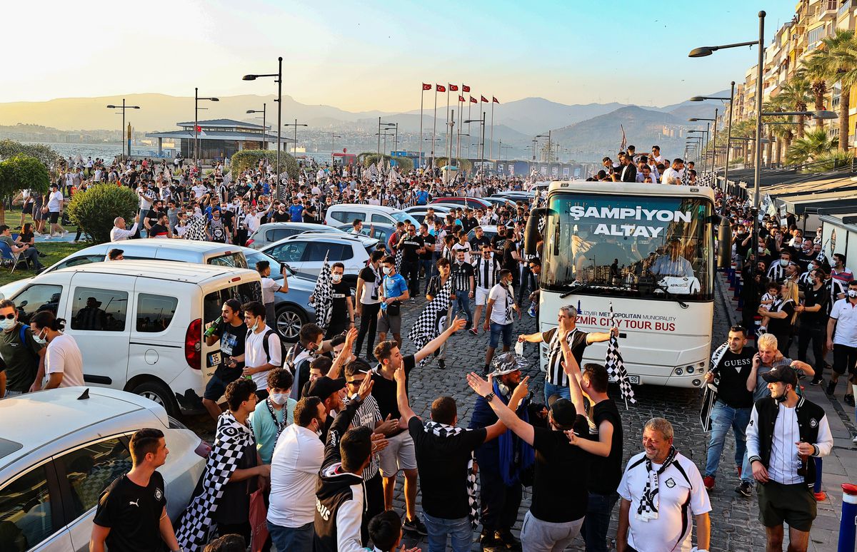 Süper Lig vizesi alan Altay İzmir\'de şampiyonluğunu kutladı