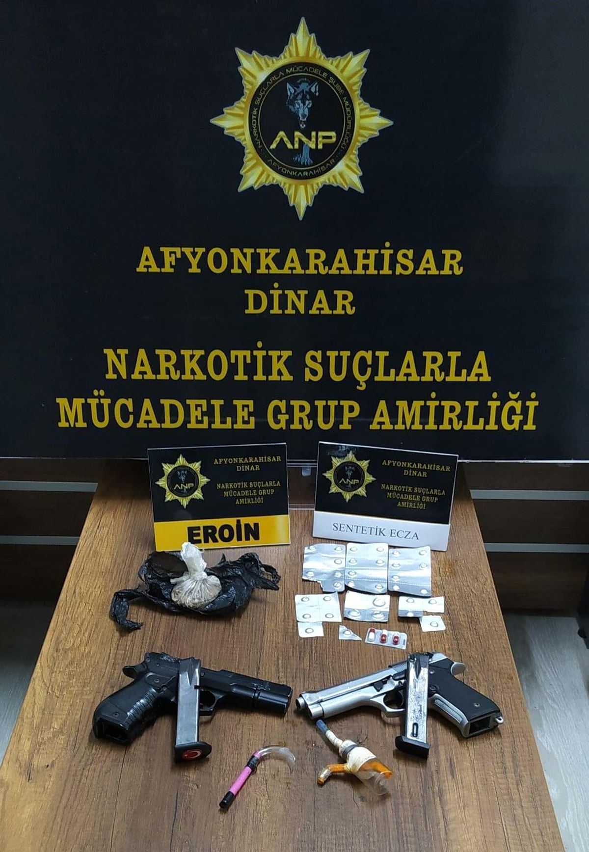 Şüphe üzerine durdurulan araçta eroin ve uyuşturucu hap ele geçirildi