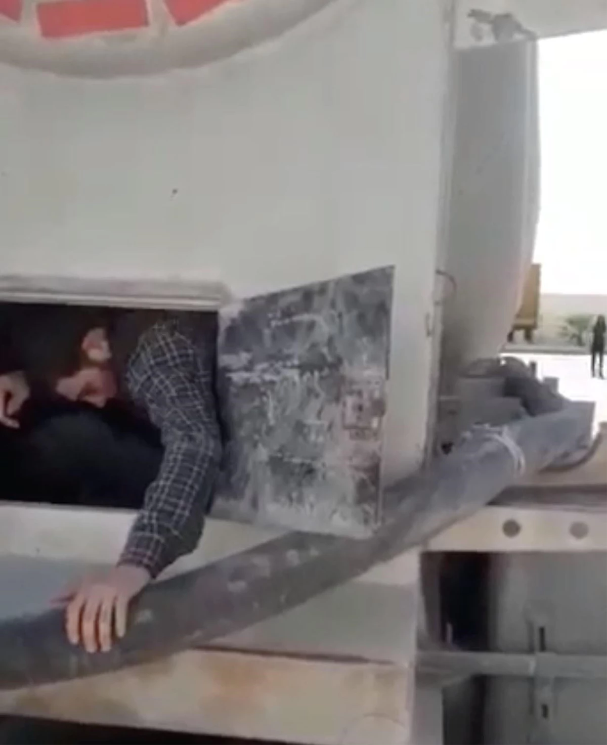 Suriye\'ye giden çimento yüklü kamyonda 6 mülteci yakalandı