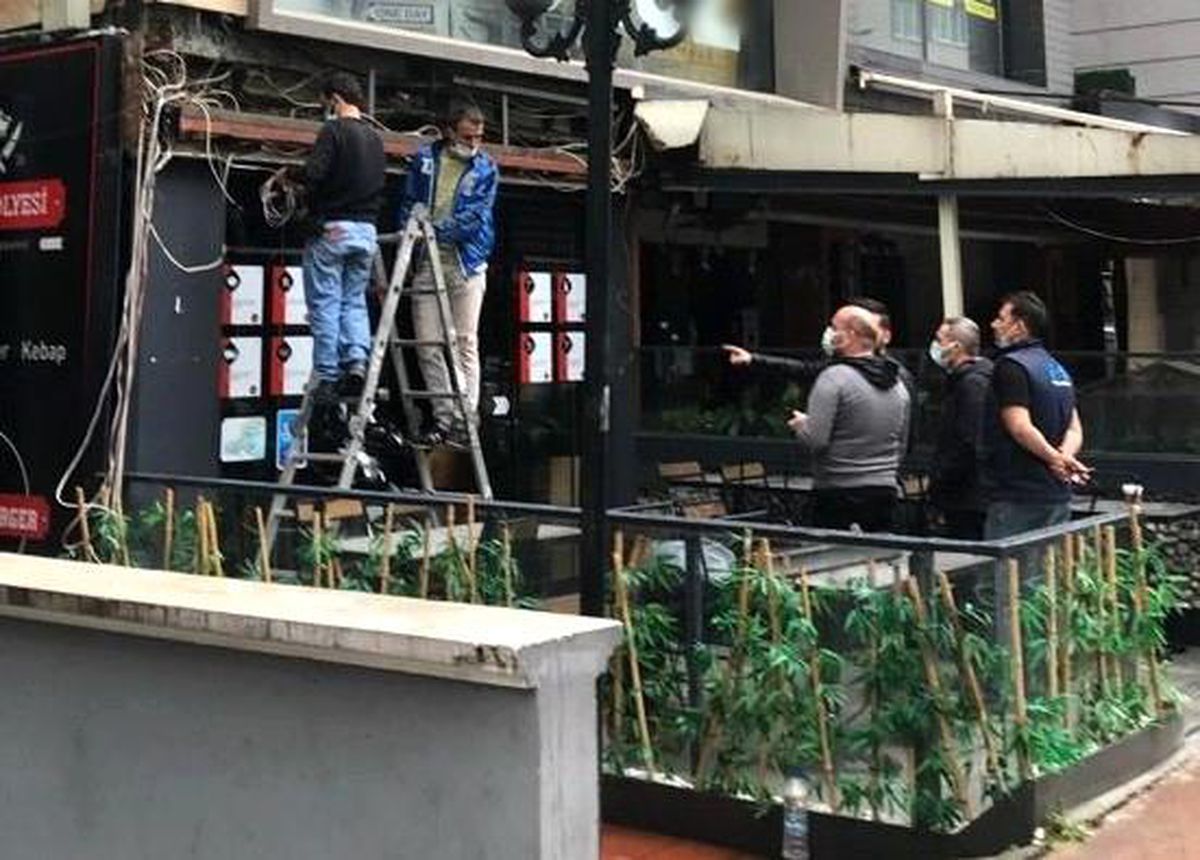 Tabela takarken elektrik akımına kapıldı