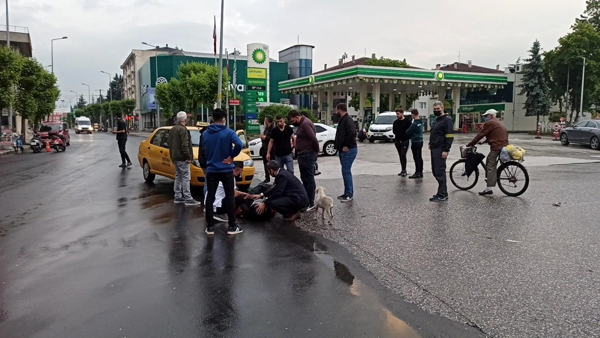 Ticari taksiyle motosiklet çarpıştı: 1 yaralı