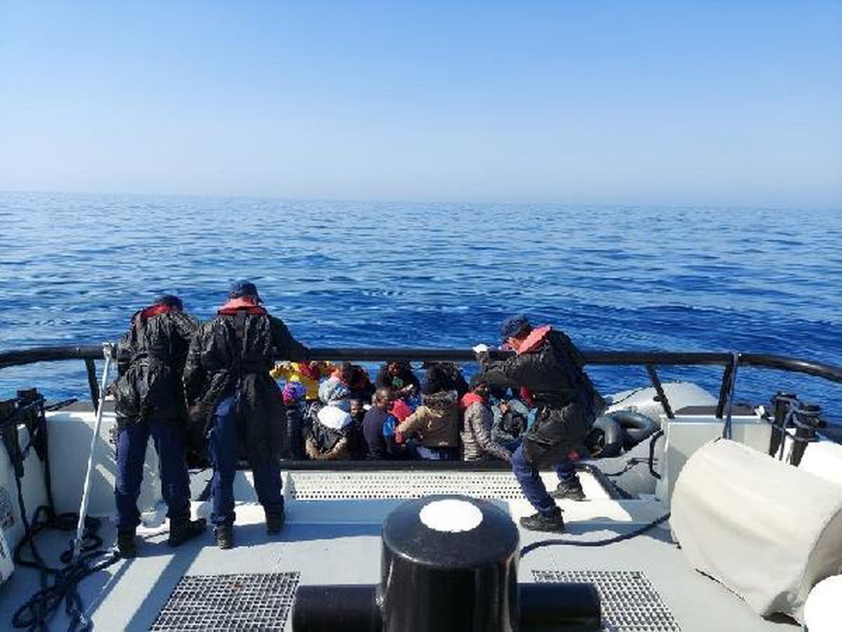 Türk kara sularına itilen 24 göçmen Çeşme açıklarında kurtarıldı