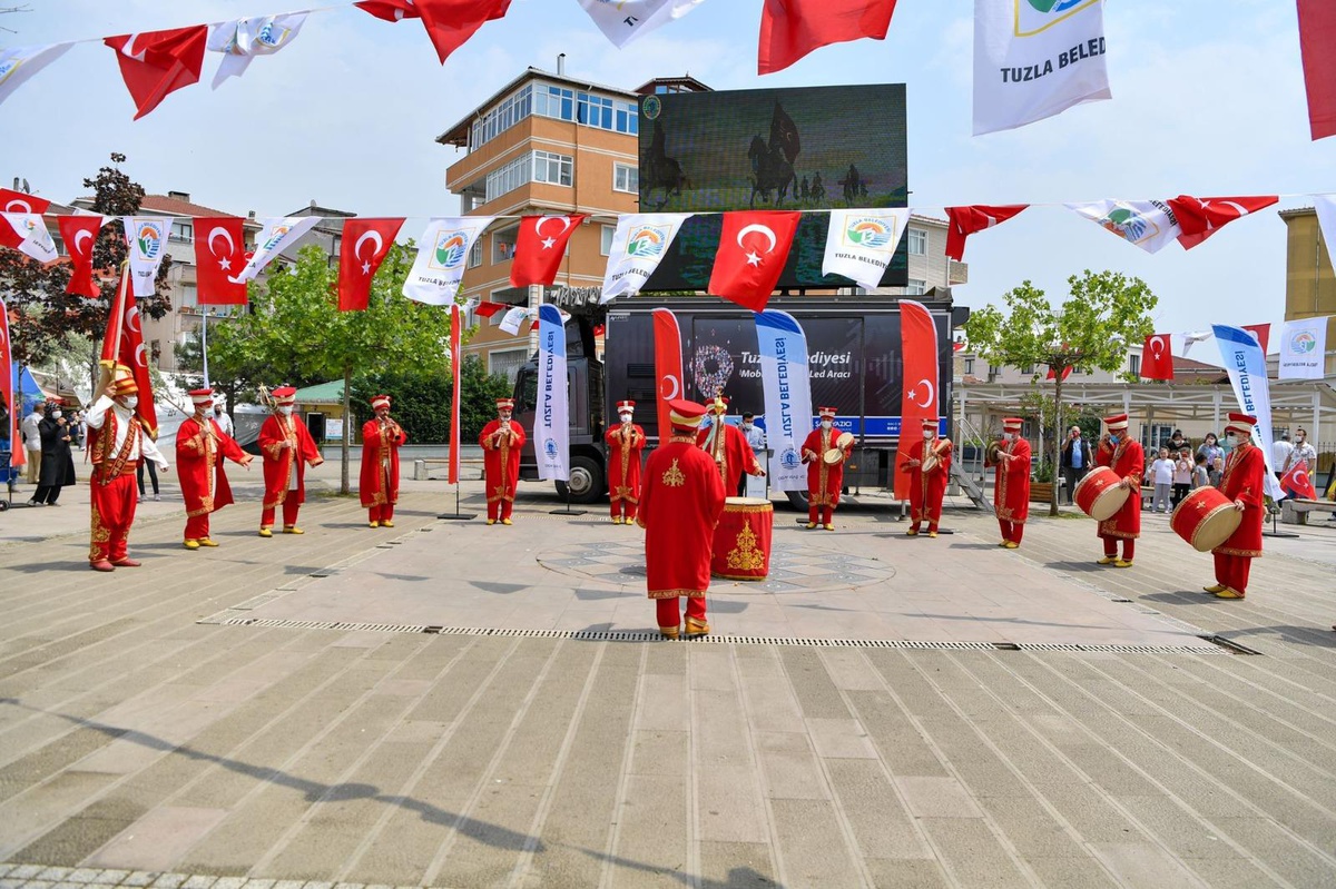 Tuzla\'da, İstanbul\'un fethinin 568. yıl dönümünde mehter takımı konser verdi