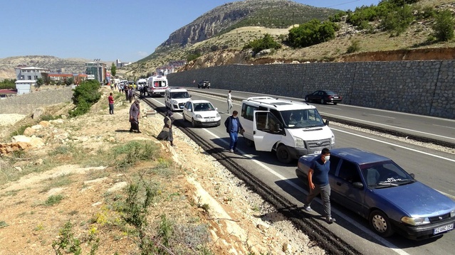 Şarampole yuvarlanan kamyonetteki yaralılar halatlarla kurtarıldı Şarampole yuvarlanan kamyonetteki yaralılar halatlarla kurtarıldı