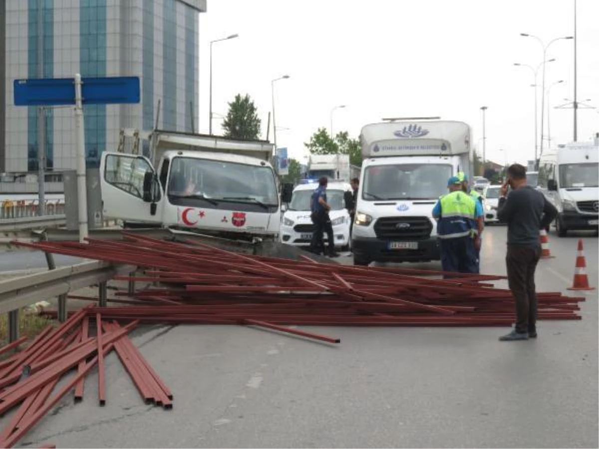 ÜMRANİYE\'DE KARARSIZ KALAN SÜRÜCÜ BARİYERE ÇARPTI, DEMİRLER YOLA SAÇILDI