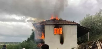 Yıldırım evi yaktı