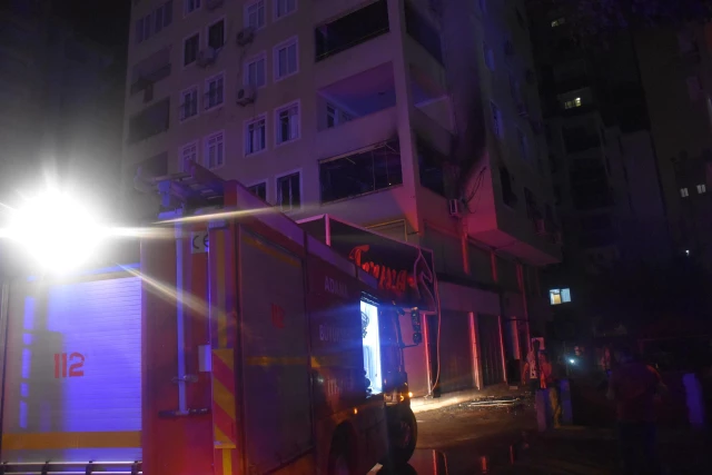 Evde çıkan yangında 1 kişi hayatını kaybetti, 3 kişi yaralandı - Son Dakika