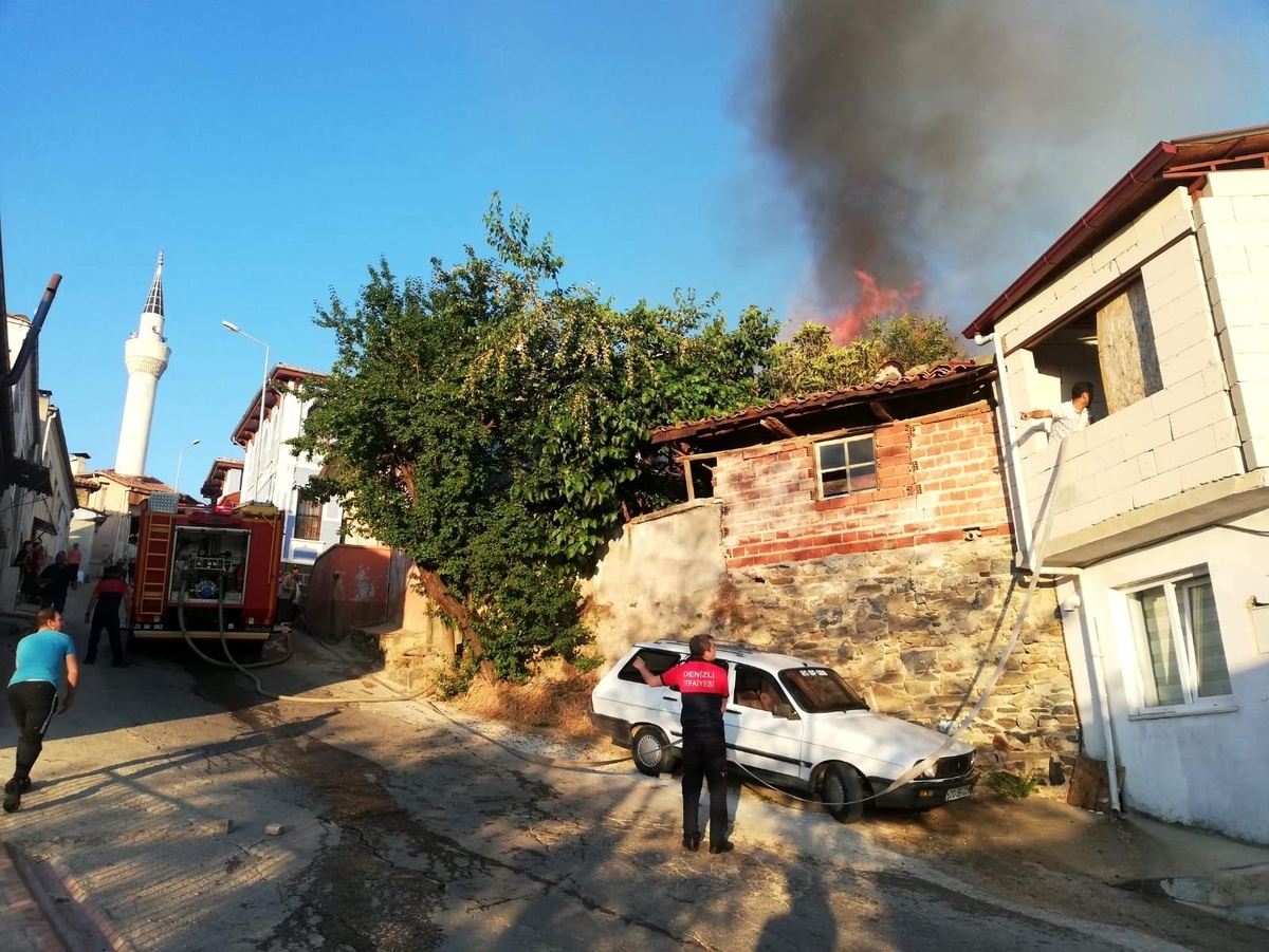 Babadağ\'da koruma altında bulunan tarihi ev küle döndü