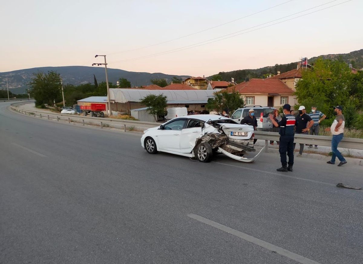 Burdur\'da yol kenarında duraklayan otomobile başka otomobil çarptı: 6 yaralı