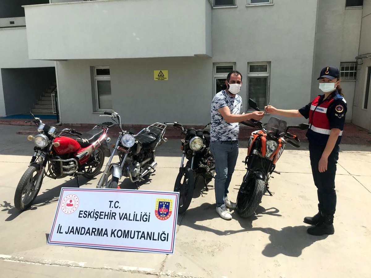 Son dakika haberi... Çalınan 4 motosikleti jandarma bulup sahiplerine teslim etti