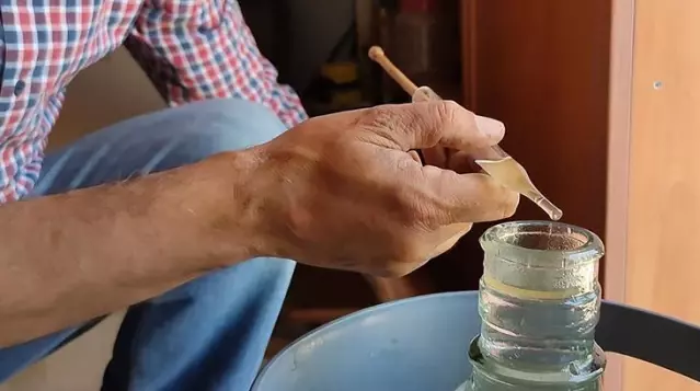 Geleneksel yöntemlerle çıkarttıkları gül yağının gramını 100 TL'den satıyor Geleneksel yöntemlerle çıkarttıkları gül yağının gramını 100 TL'den satıyor