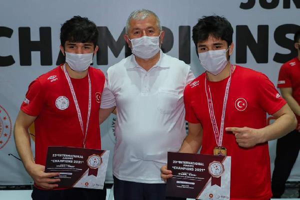 İkiz güreşçiler şampiyona finalinde karşılaştı