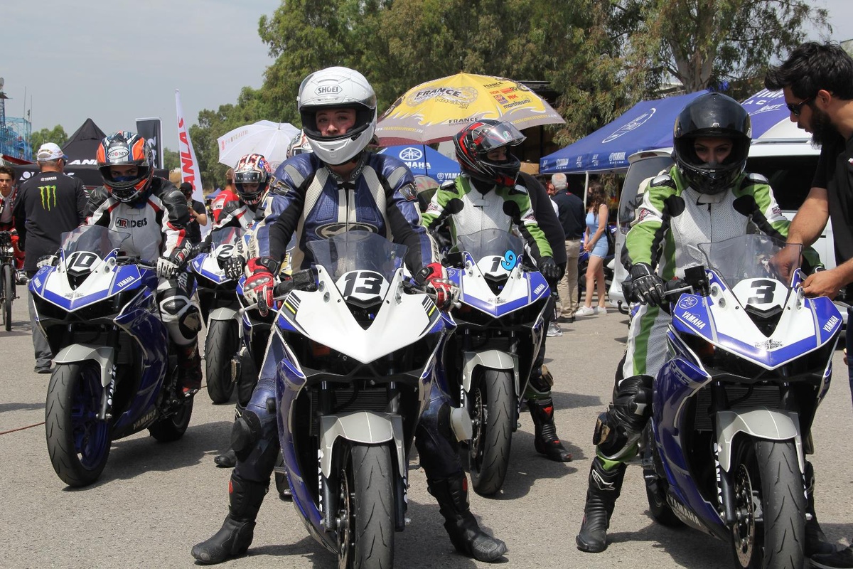 İzmir\'de kadın motosikletçiler piste çıktılar, mest ettiler