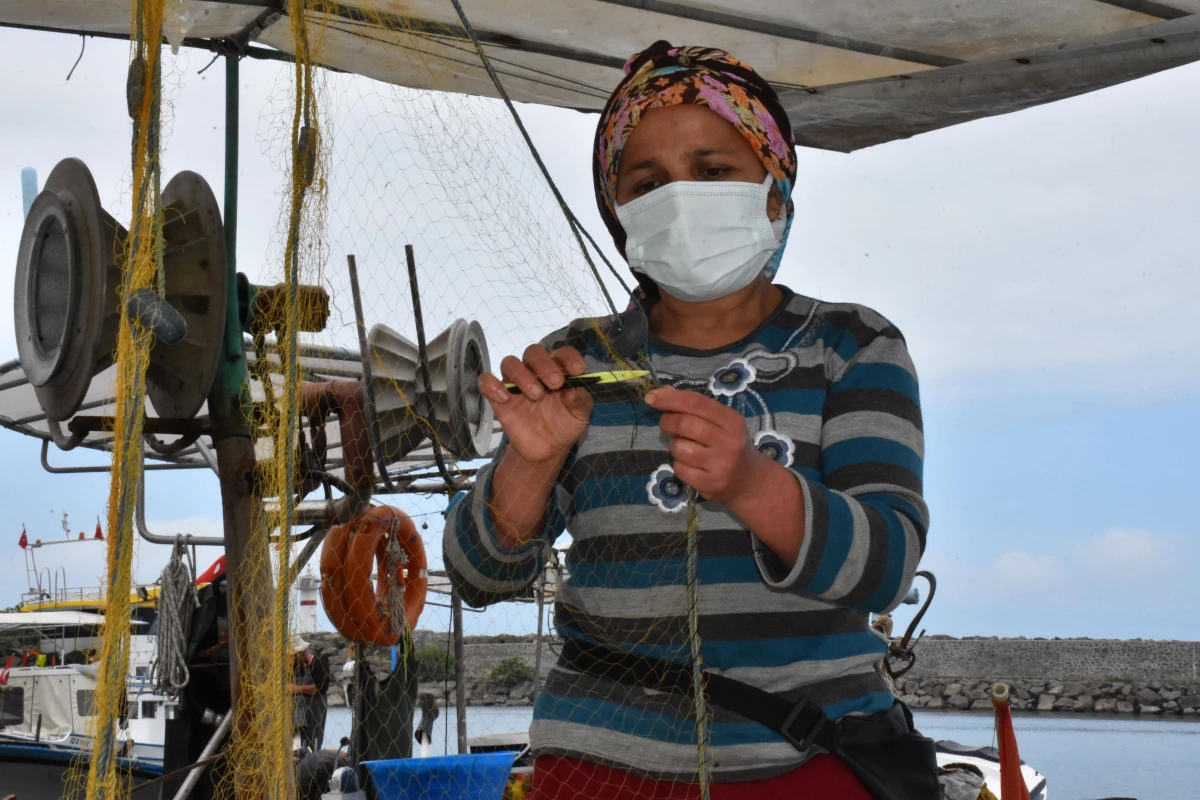 Karadenizli kadın balıkçılar yıpranan ve yırtılan ağların onarımını yapıyor