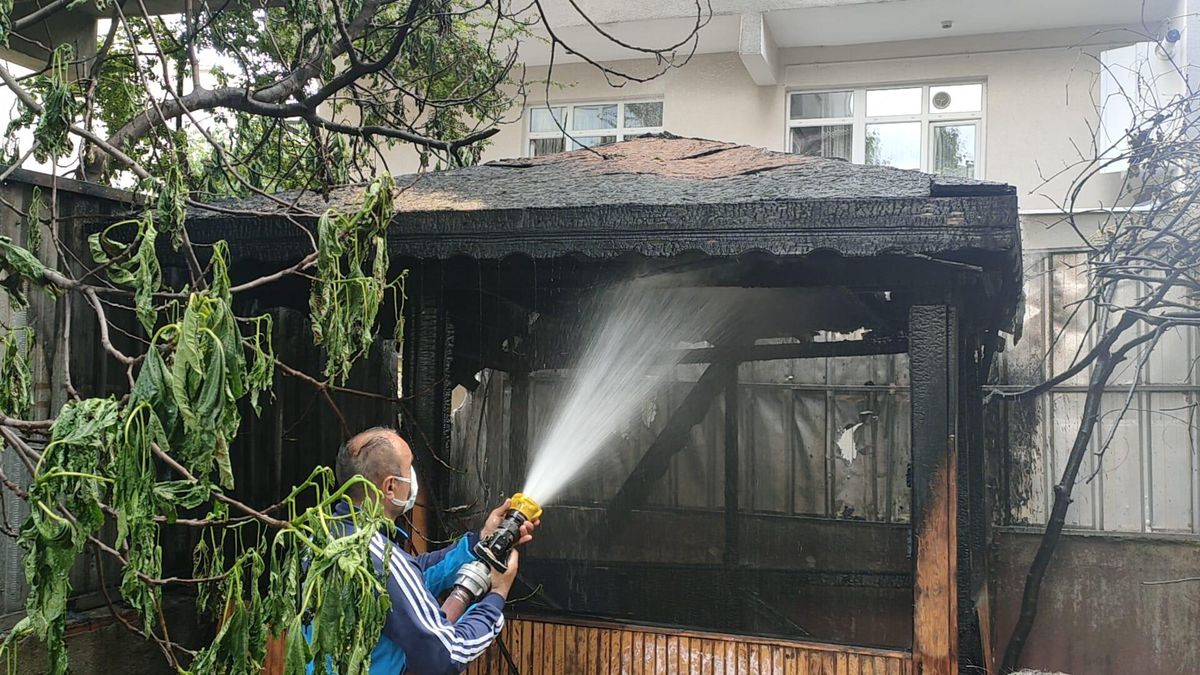 Kocaeli\'de çıkan yangında kameriye kullanılamaz hale geldi