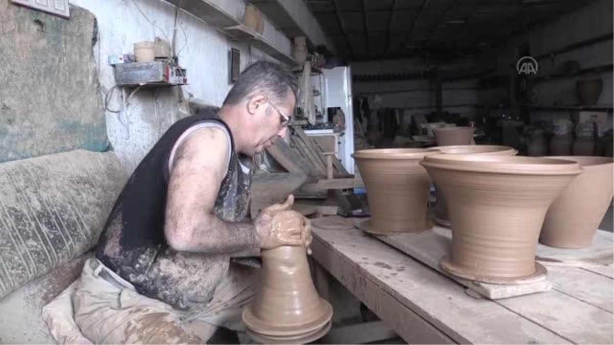 Mesleğini 40 yıldır sürdüren Avanoslu çanak ustası dekoratif küp üretiyor