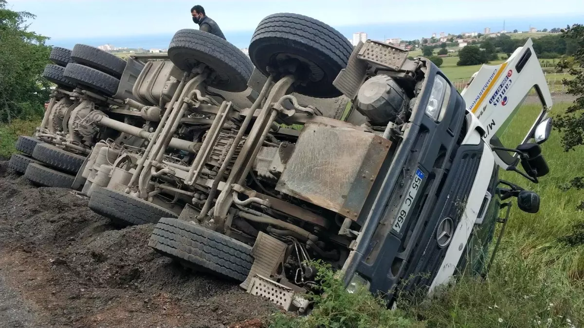 Samsun\'da çöken yolda beton mikseri devrildi: 1 yaralı