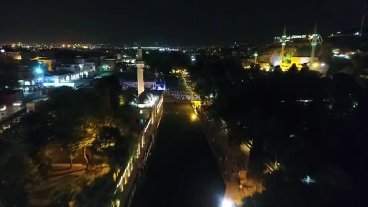 ŞANLIURFA - Turistik mekanlar özel ışıklandırmayla gece de görenleri cezbediyor