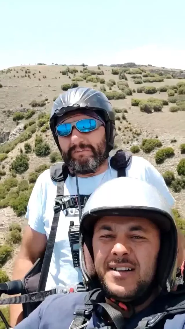 Tarlasına paraşütçü inen çiftçi, bu defa kendisi uçtu! Yine gülmekten kırdı geçirdi Tarlasına paraşütçü inen çiftçi, bu defa kendisi uçtu! Yine gülmekten kırdı geçirdi