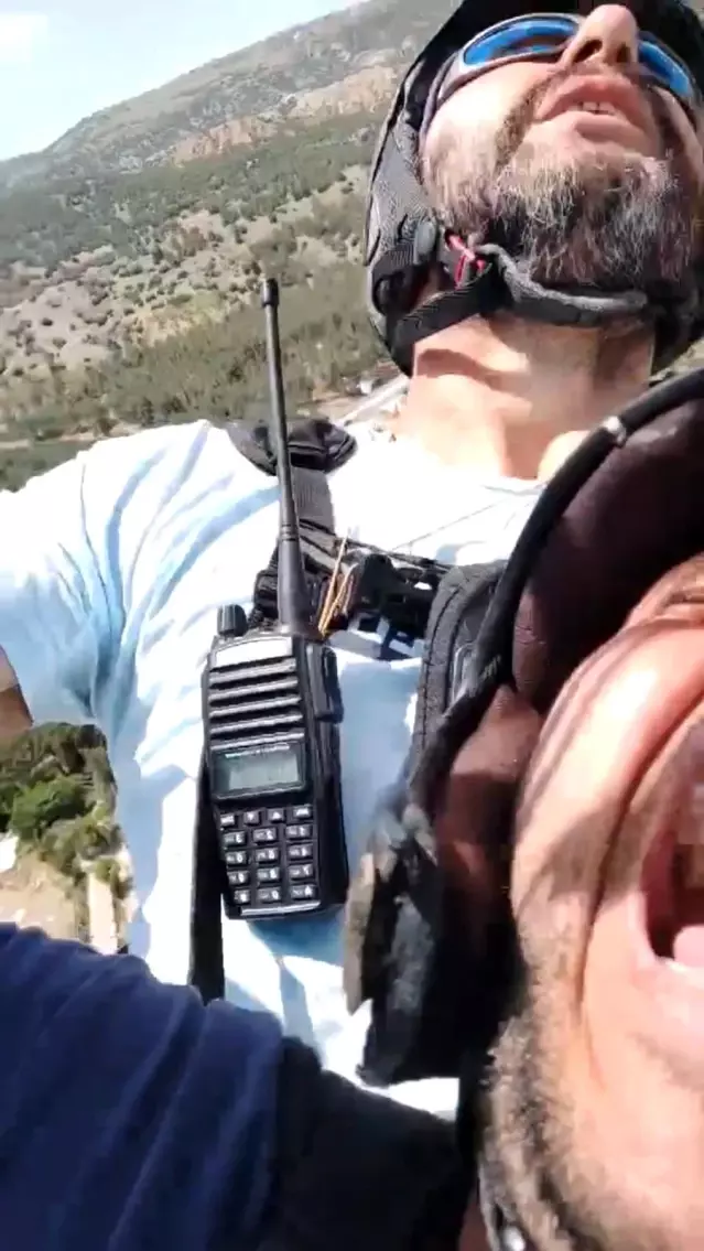 Tarlasına paraşütçü inen çiftçi, bu defa kendisi uçtu! Yine gülmekten kırdı geçirdi Tarlasına paraşütçü inen çiftçi, bu defa kendisi uçtu! Yine gülmekten kırdı geçirdi