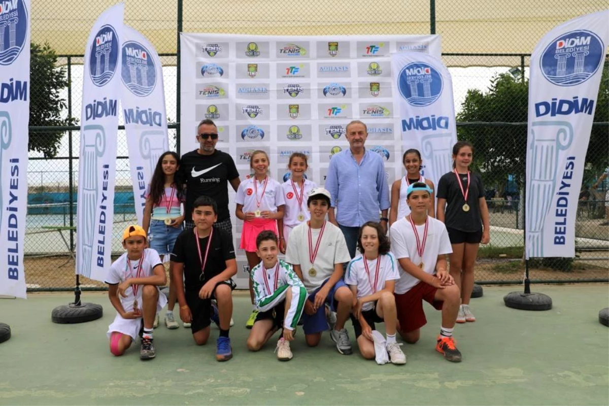 Tenisçiler ödüllerini Atabay\'ın elinden aldı