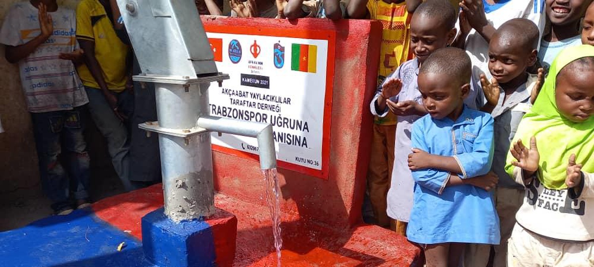 Trabzonsporlu taraftarlar, Kamerun\'da bordo-mavili renklerde su kuyusu açtırdı
