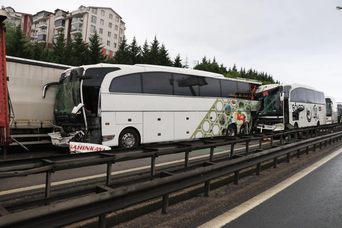 Anadolu Otoyolu\'nun Kocaeli kesiminde 21 aracın karıştığı zincirleme trafik kazası: 20 yaralı (6)