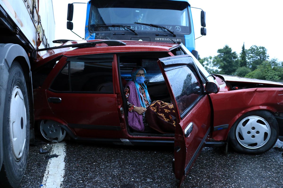 Anadolu Otoyolu\'nun Kocaeli kesiminde 21 aracın karıştığı zincirleme trafik kazası: 23 yaralı