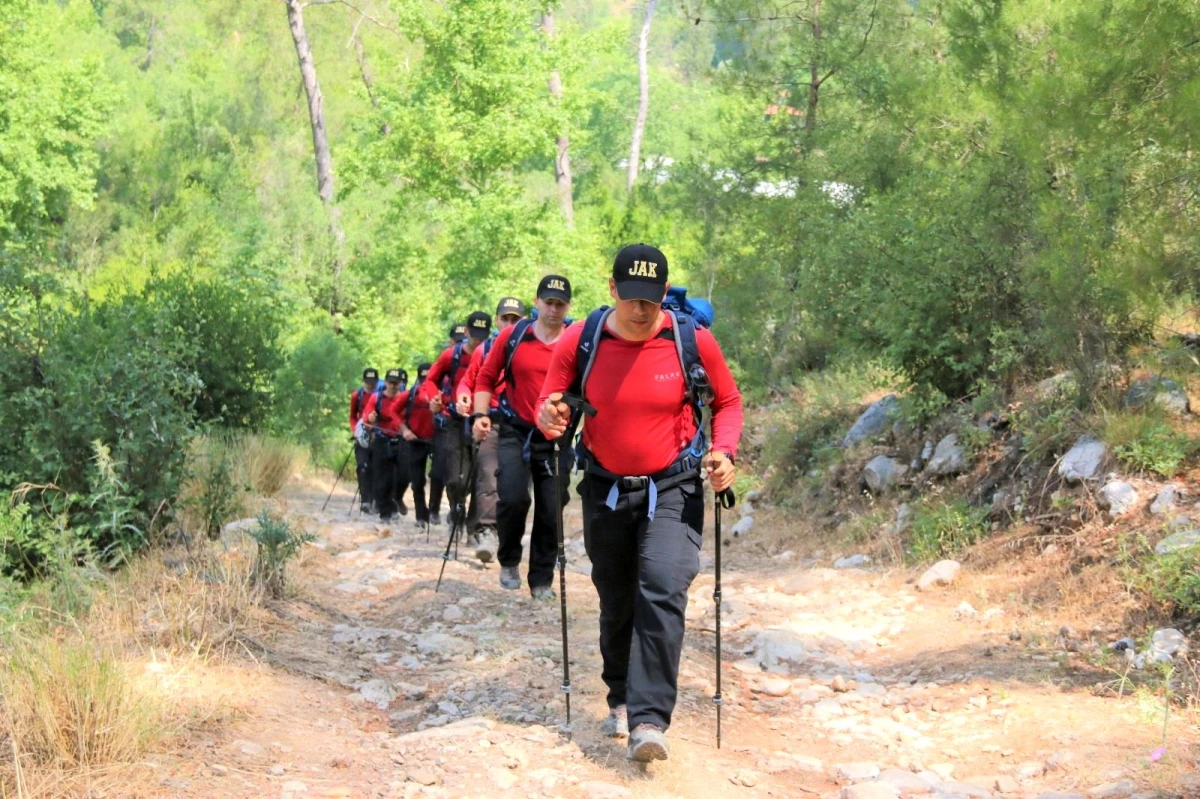 Antalya\'da arama kurtarma ekipleri 6 gündür haber alınamayan dağcı için alarma geçti