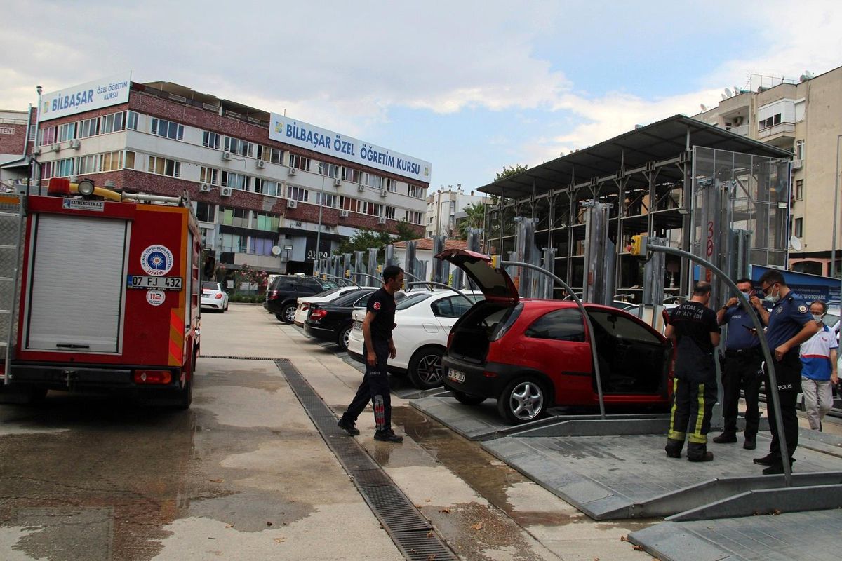 Antalya\'da park halindeki otomobilde yangın maddi hasara neden oldu