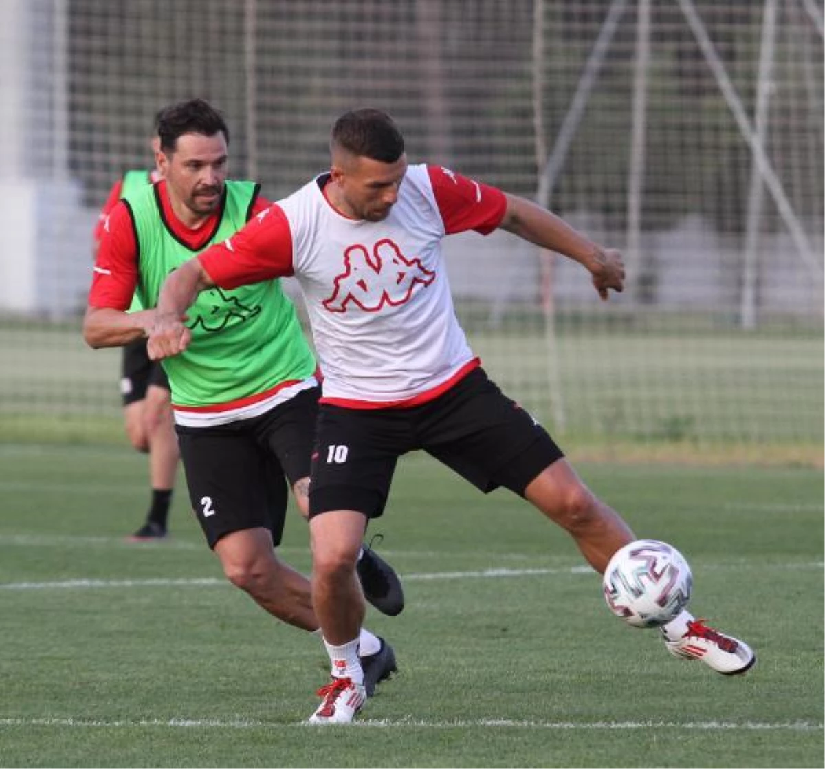 Antalyaspor\'da Podolski ve 3 futbolcuyla yollar ayrıldı