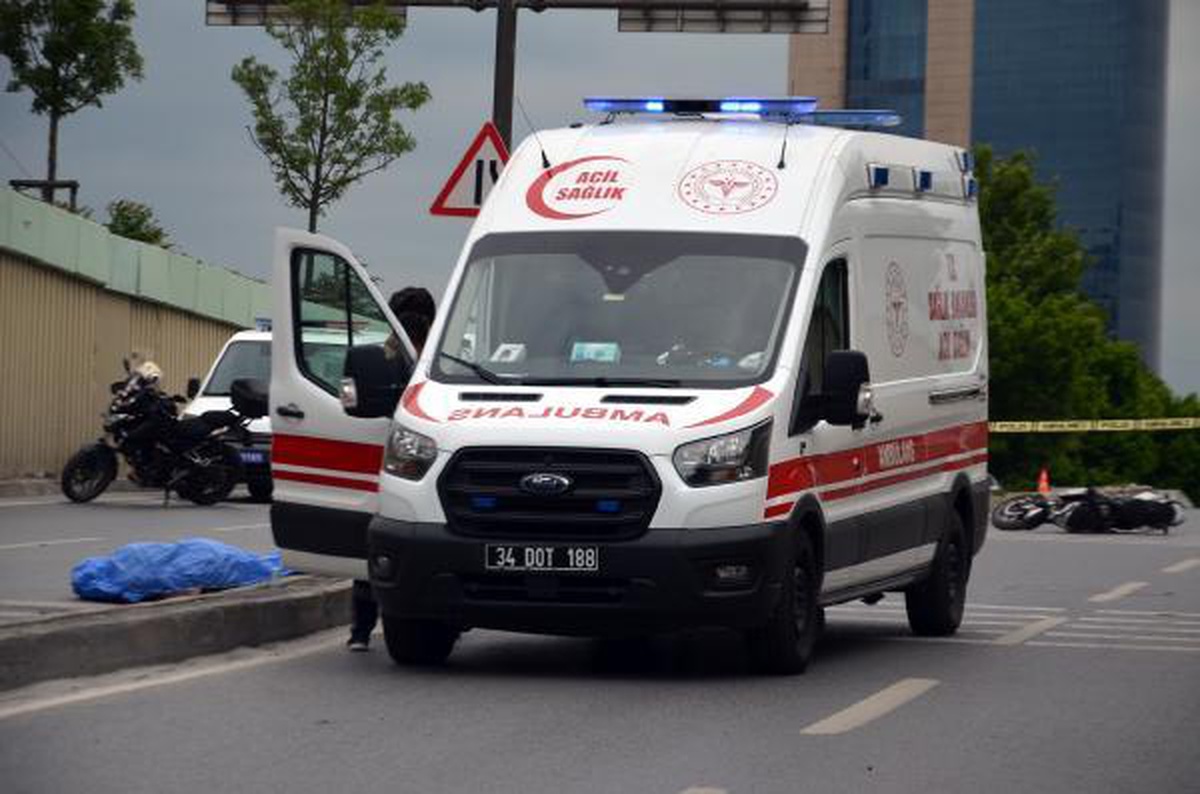 Avcılar\'da feci kaza; motosikletteki 19 ve 15 yaşındaki 2 genç öldü