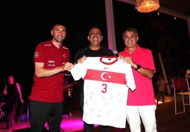 Avrupa Şampiyonası'na gidecek Milli Takım'a Haluk Levent'ten keyifli konser Avrupa Şampiyonası'na gidecek Milli Takım'a Haluk Levent'ten keyifli konser